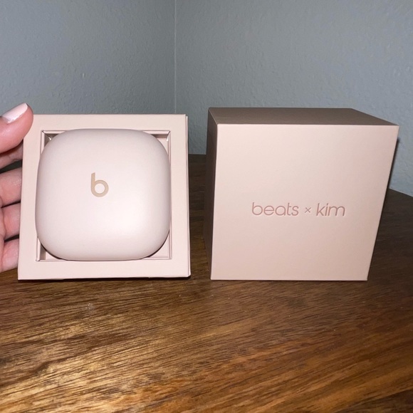 Beats Fit Pro x Kim Kardashian - Moon - Picture 5 of 8